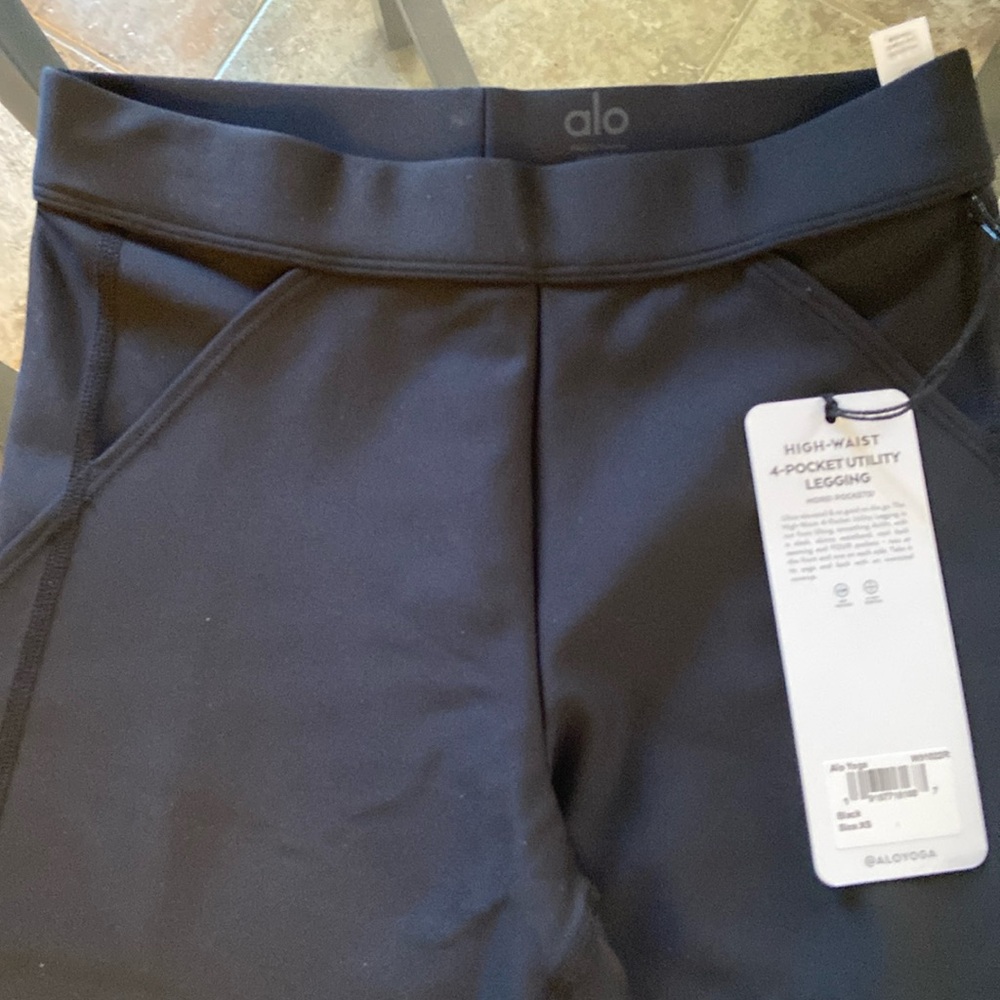 New Alo leggings. XS Black High waist 4 pocket Utility Leggings 28” inseam.
